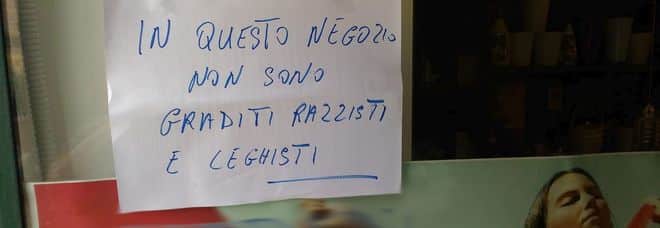 Fioraio comunista vecchio stampo, espone un cartello con su scritto: leghisti in questo negozio non sono graditi, rivolta sul web