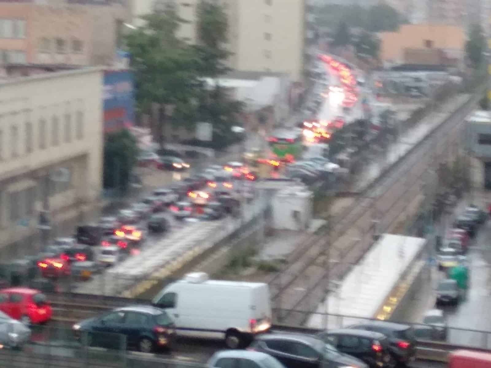Bomba d’acqua a Bari, cielo buio, all’ora di punta strade sommerse dall’acqua e traffico in tilt