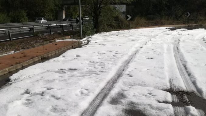 Tempo pazzo in Puglia, forte grandinata che interrompe la circolazione stradale, intervenuti gli spazzaneve a pochi chilometri splendeva il sole