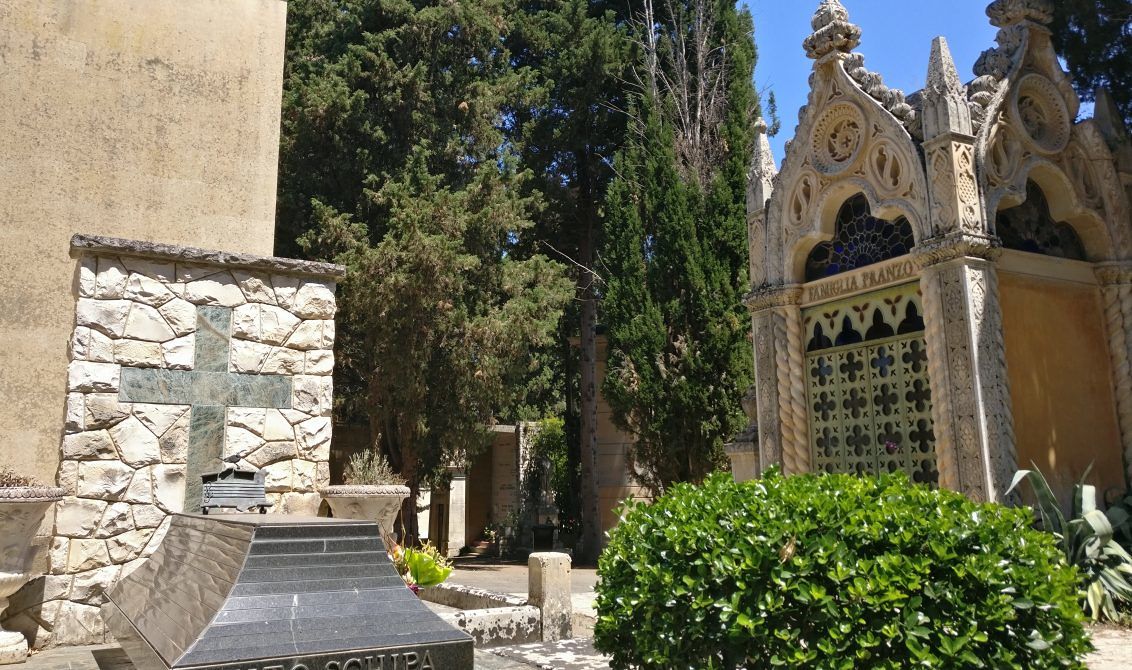 Scoppia una bara in un cimitero, l’odore vomitevole, parenti dei defunti impossibilitati a visitare i loro cari