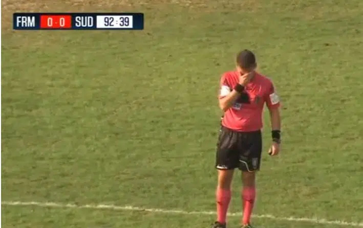 Commozione allo stadio, arbitro fischia la fine della partita ma poi scoppia a piangere, aveva perso il padre da poco