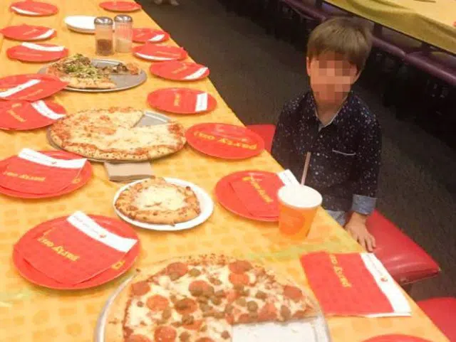 Il piccolo Teddy invita 32 amichetti alla festa di compleanno ma non si presenta nessuno, la sua foto ha commosso il web