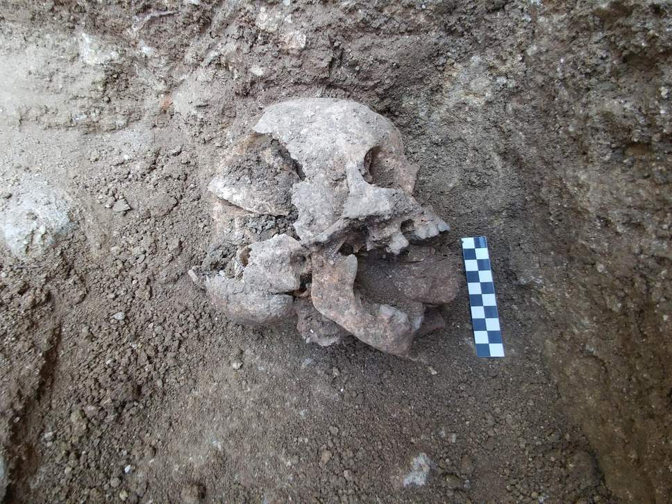 Umbria, ritrovato da archeologici italiani il teschio di un bambino vampiro, sepolto con una pietra in bocca