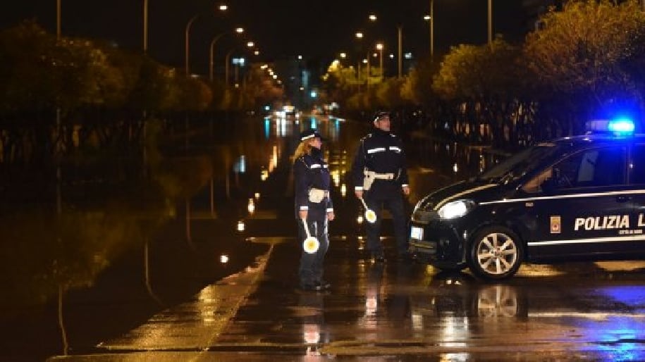 Nubifragio a Bari, tempesta di fulmini e forte vento, problemi  alla circolazione, grossi disagi in tangenziale  