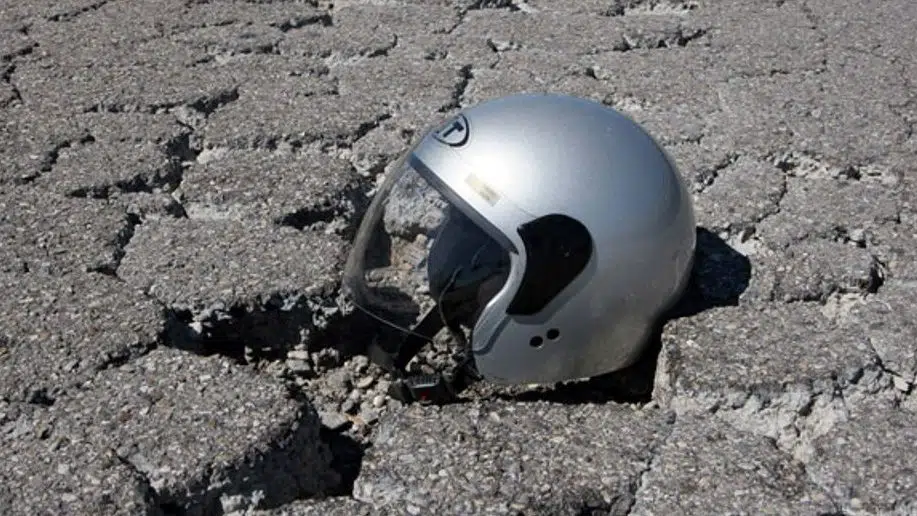 Un uomo di 52 anni è stato trovato senza vita lungo la via Appia, probabilmente stroncato da un malore mentre guidava la sua moto.
