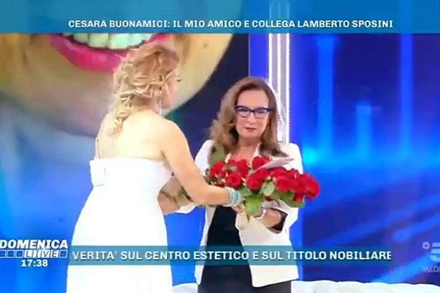 Domenica Live, Cesara Buonamici in lacrime ricordando Lamberto Sposini: “Sei nei nostri cuori, non c’è stato mai nessuno come te”