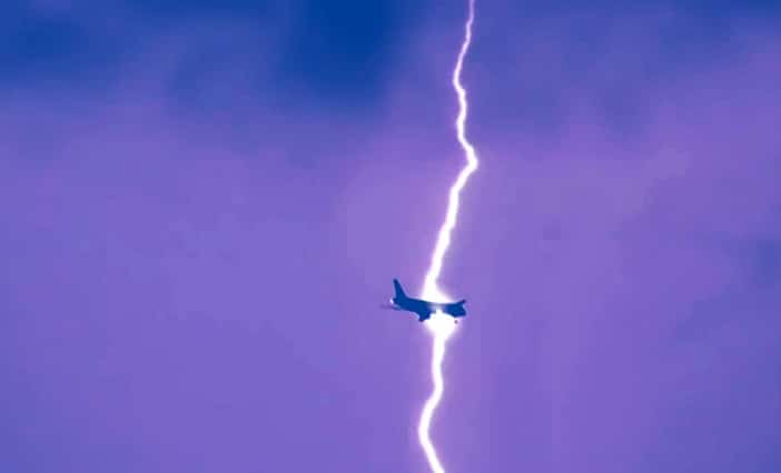 Terrore a bordo, aereo diretto  a Bari colpito da un fulmine costretto a atterraggio di emergenza