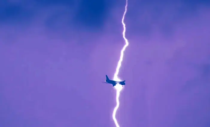 Terrore a bordo, aereo diretto  a Bari colpito da un fulmine costretto a atterraggio di emergenza