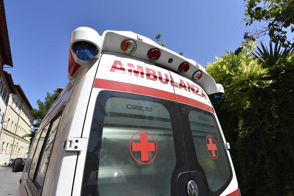 Bari, statale 100 violento scontro tra due auto e furgone,due feriti in codice rosso