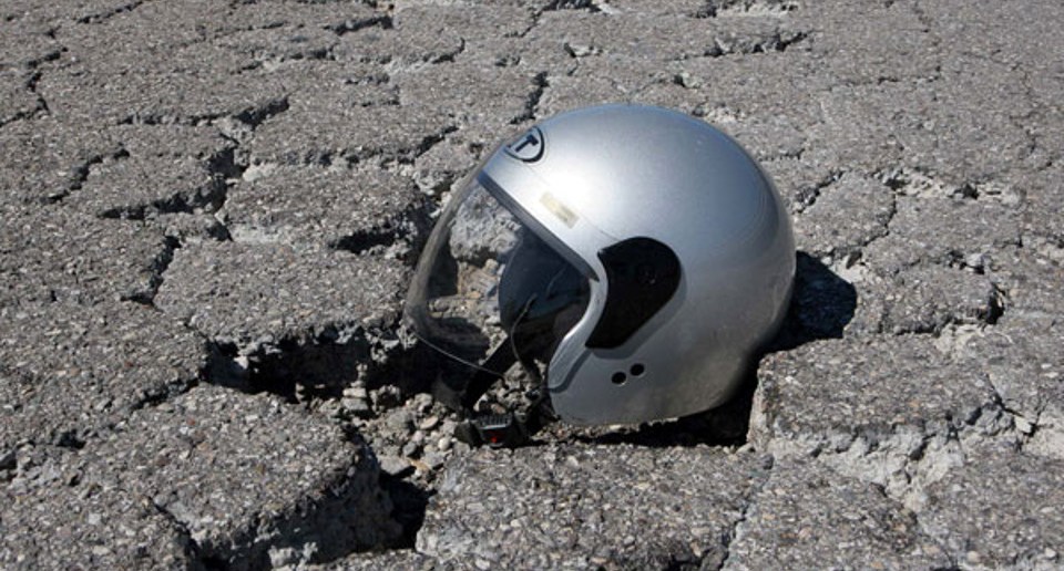 Puglia asfalto sdrucciolevole, sulla litoranea motociclista perde il controllo del mezzo, muore subito dopo il trasportato in ospedale, aveva solo 20 anni