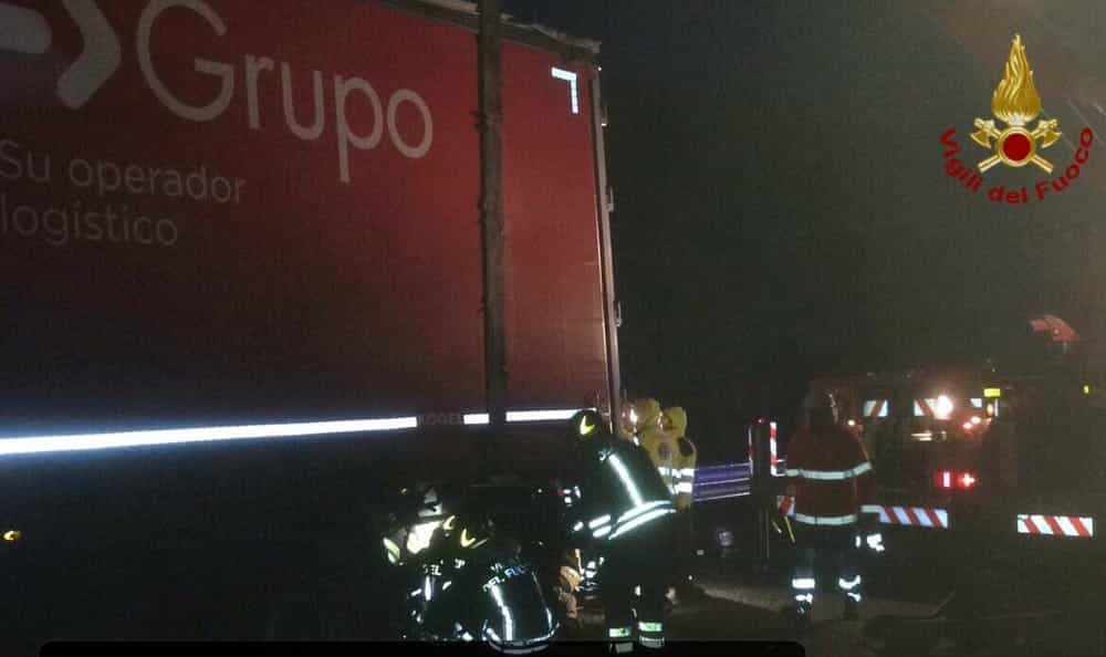 Tremendo incidente stradale auto tampona un tir, un morto e un ferito grave