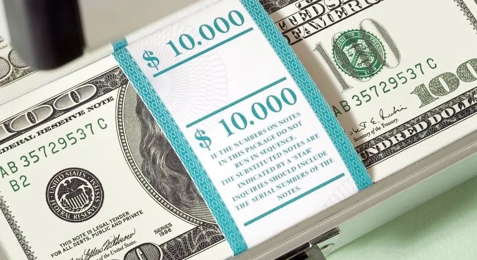 Cameriera serve due bicchieri di acqua e riceve una mancia da record, 10.000 dollari