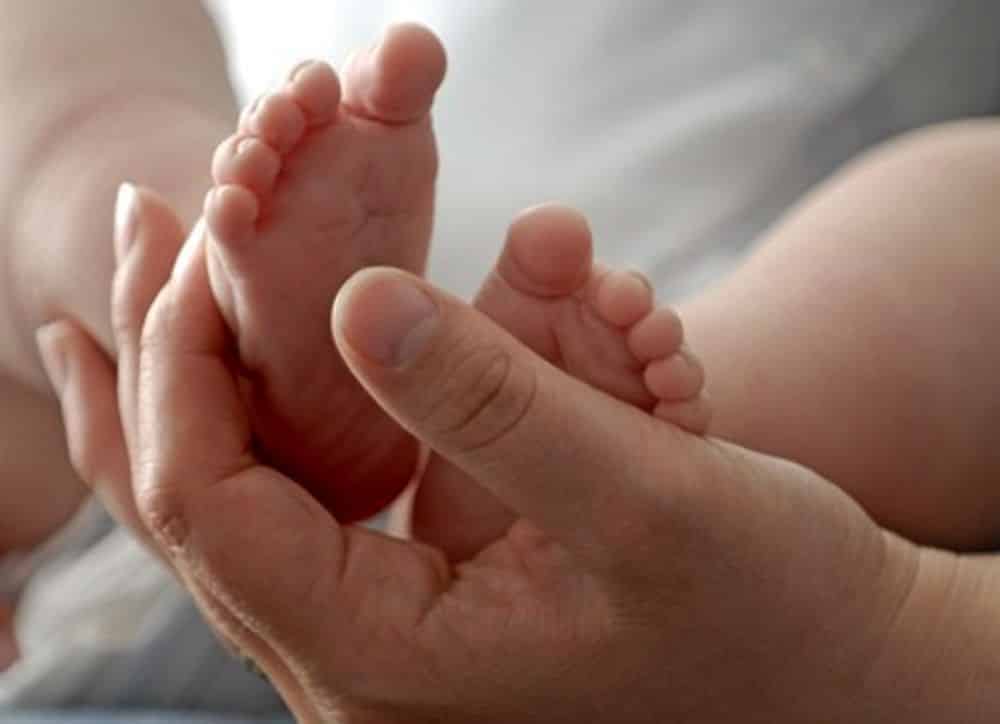 Giovane donna partorisce, si presentano in tre per rivendicare la paternità e scatta la rissa