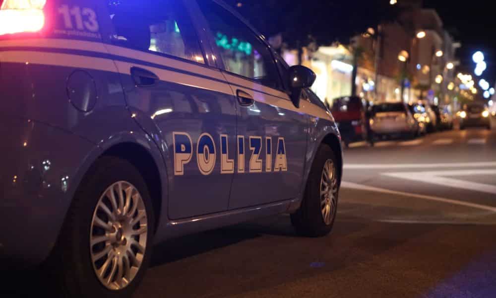 Foggia, lite fra extracomunitari, uomo prende in giro ragazza, il fidanzato di lei lo ferisce con un coltello e scappa, poi vittima aggredisce i poliziotti