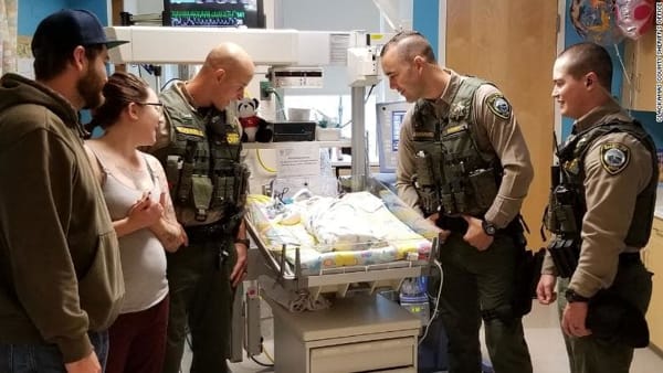 Il gesto bellissimo di tre poliziotti eroi, in un centro commerciale salvano la vita ad una neonata che non respirava più