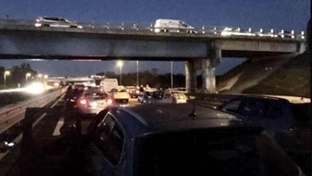 Autostrada A14 chiusa per spettacolare rapina a un tir, chiodi sulla sede stradale, in fuga i ladri inseguiti dalle polizia