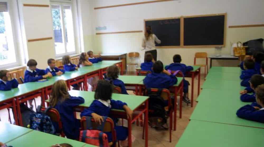 Bimbo di 7 anni colpisce con una testata la maestra durante la lezione, il giorno prima aveva lanciato un coltello contro un compagno  