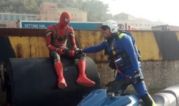 Ancona, incontro ravvicinato tra Polizia e Spider-man, il supereroe “sono qui perché ho finito la ragnatela”