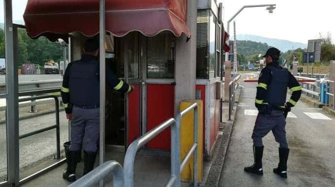 Terrore in autostrada, bandito spara una fucilata contro il casellante