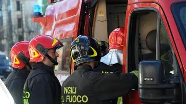 Un uomo di 84 anni è deceduto dopo essere rimasto intrappolato nell'ascensore di un palazzo a Montella, in provincia di Avellino. Inutili i tentativi di rianimazione.