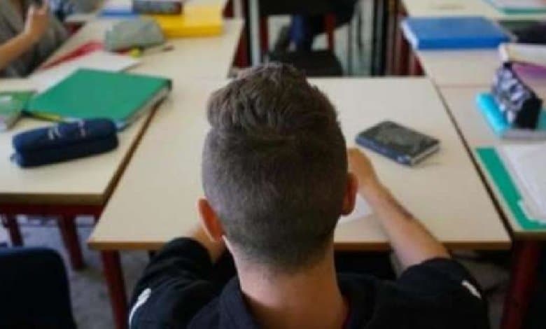 13enne costretto dalla prof a sedersi da solo in classe perché ha un tumore, per l’insegnante può essere contagioso