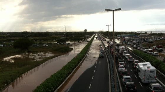 Maltempo, gravissima situazione su SS16 verso Taranto, è allagata da acqua mista a fango