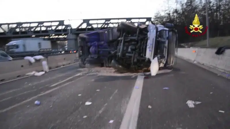 Camionista barese scende dal camion e viene travolto da un tir, muore a 55 anni
