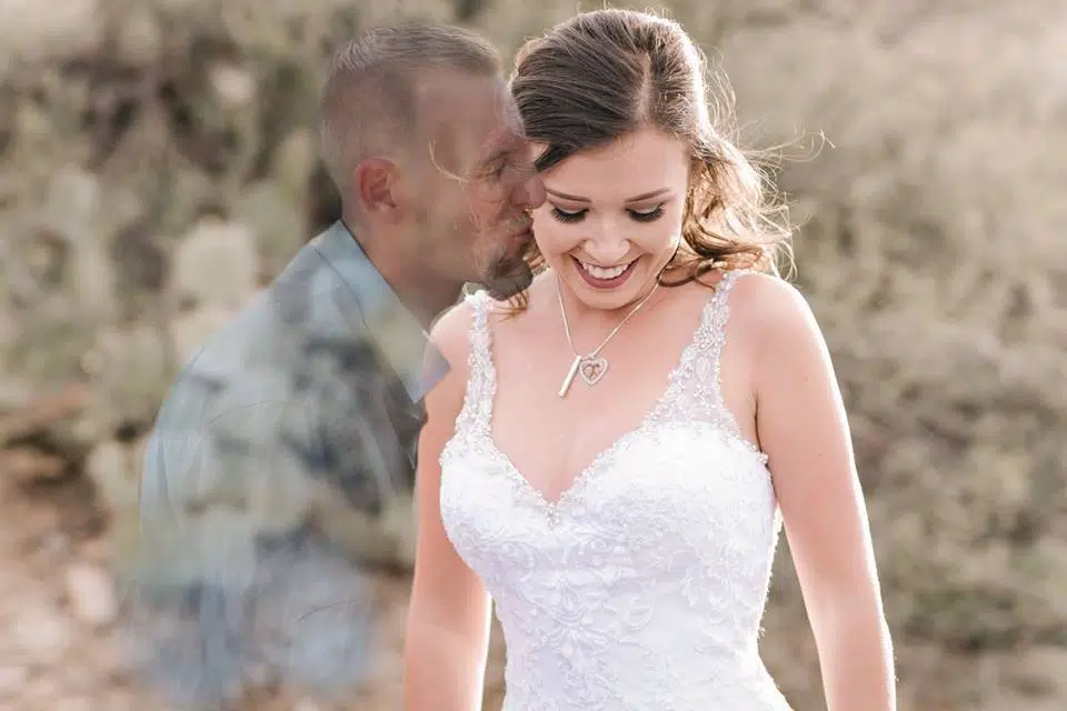 Erano programmate già le nozze ma lui muore in un incidente, lei fa una foto in abito da sposa con il suo ologramma e le sue ceneri