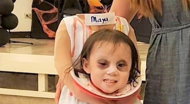 La più macabra maschera per Halloween, vestito di una bimba con testa decapitata appoggiata a un piatto