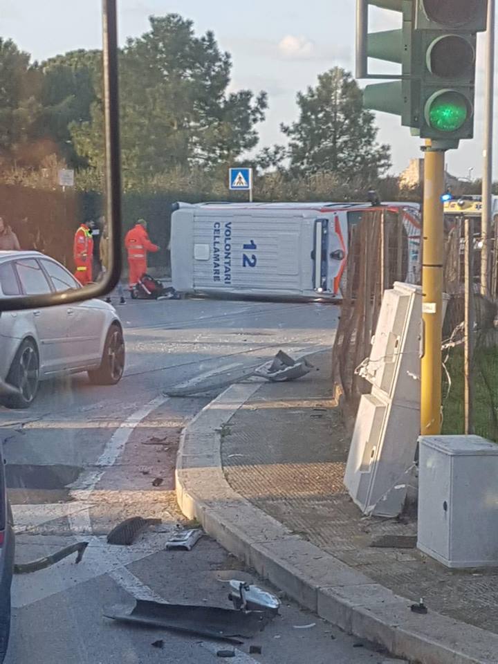 Bari, ambulanza in codice rosso si ribalta per  un violento scontro con un’auto , ferito equipaggio