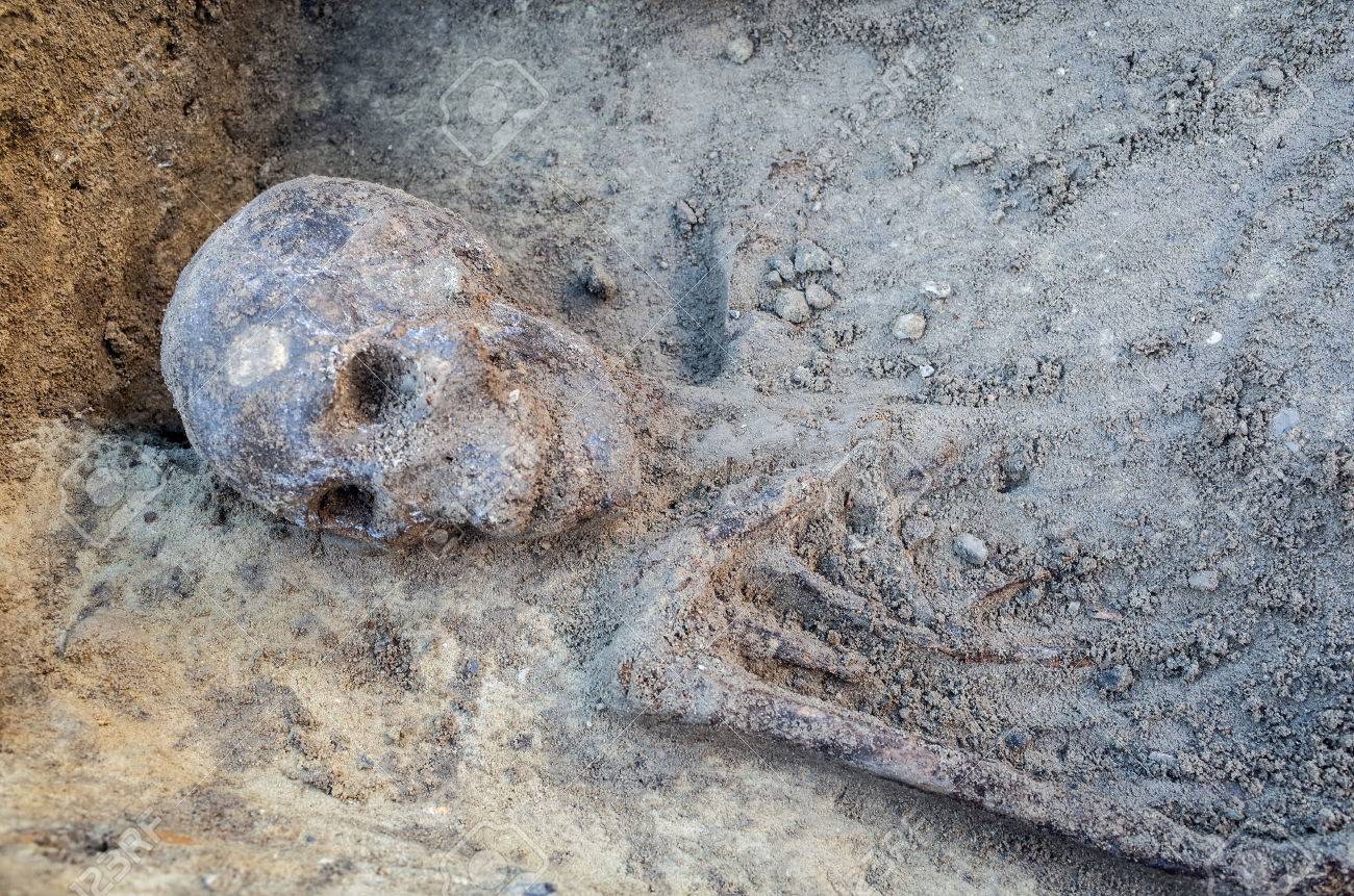 La notte di Halloween un uomo scavando in cantina trova lo scheletro del padre morto nel 1961