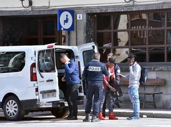 Maestra uccisa in classe dal suo compagno di fronte agli  studenti, poco prima di premere il grilletto lui ha detto “Nell’aldilà ti dirò perché l’ho fatto”