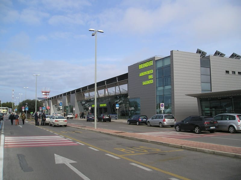 Momenti di terrore a Brindisi, scatta allarme bomba al check-in all’aeroporto di un volo per Roma