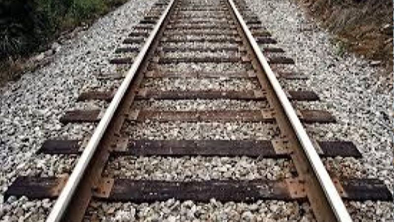 Il 52enne valtellinese è stato investito mentre attraversava i binari con le sbarre abbassate, probabilmente distratto dalla musica nelle cuffie.