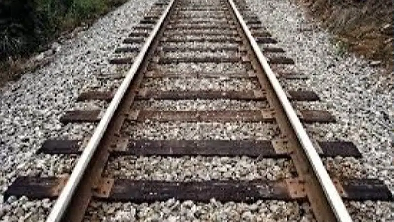 Il 52enne valtellinese è stato investito mentre attraversava i binari con le sbarre abbassate, probabilmente distratto dalla musica nelle cuffie.