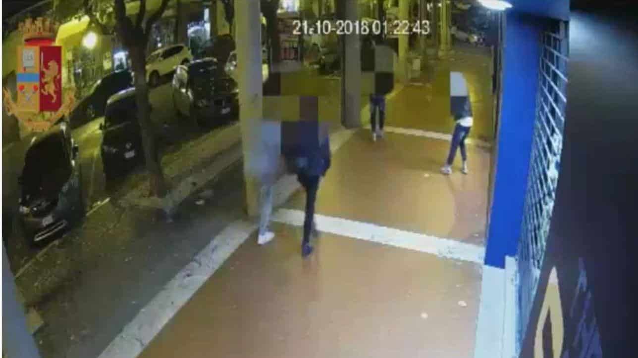 Pescara, giovane coppia di fidanzati pestati selvaggiamente da una baby gang in un centro commerciale