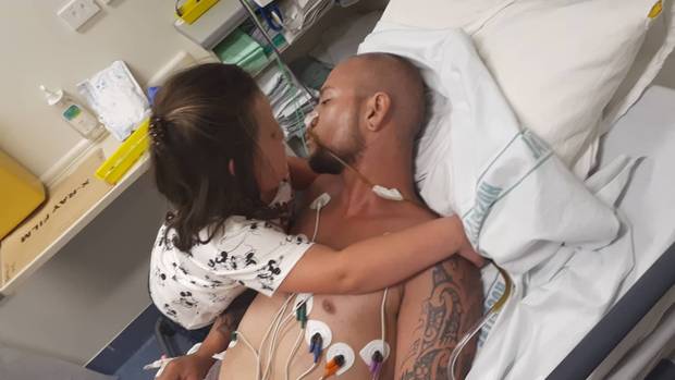 Giovane padre malato terminale di cancro realizza il suo ultimo sogno,riabbracciare la figlia prima di morire