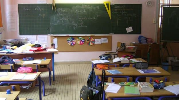 Professore si vuole sposare in segreto con il suo compagno per non essere giudicato ma i suoi alunni gli organizzano una sorpresa  che mette i brividi