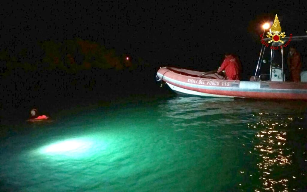 Foggia, disperso pescatore nel lago di Lesina, in azione i sommozzatori dei vigili del fuoco di Bari