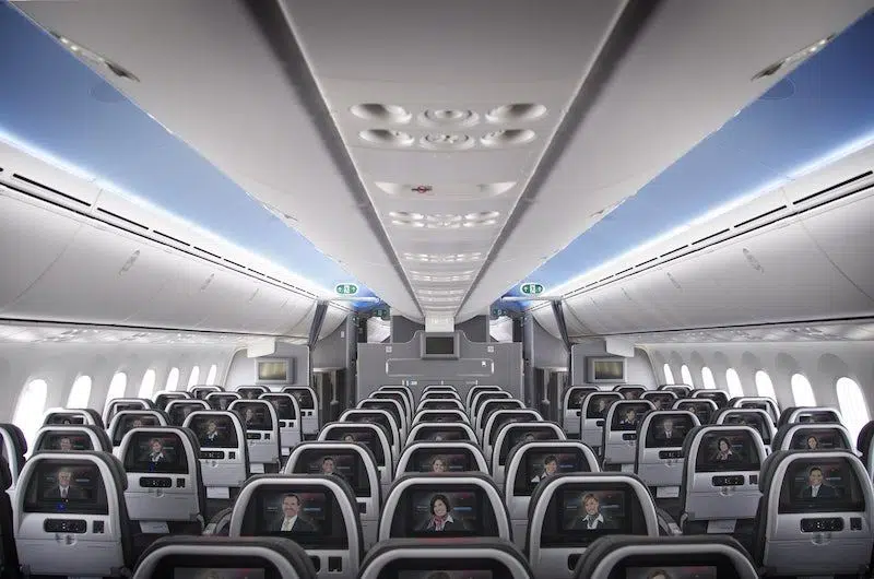 32enne violentata nel bagno di un aereo da un uomo ubriaco, fa causa alla compagnia