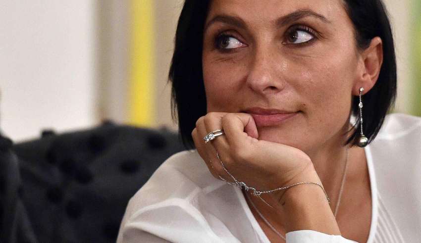 “Nonostante il raffreddore sono ancora in Commissione” il tweet dell’onorevole Pd Alessia Morani , la velenosa risposta  “E beh, c’ hai il raffreddore, mica le emorroidi”