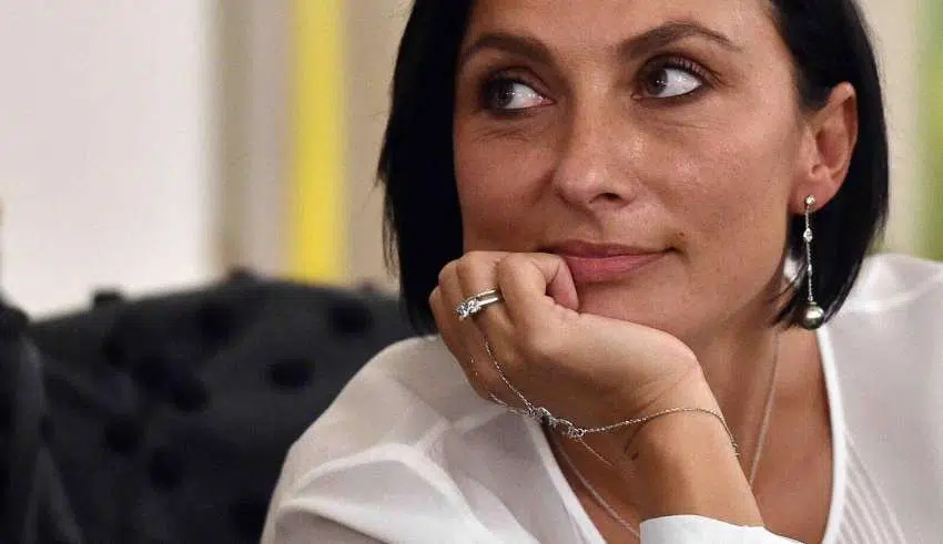 “Nonostante il raffreddore sono ancora in Commissione” il tweet dell’onorevole Pd Alessia Morani , la velenosa risposta  “E beh, c’ hai il raffreddore, mica le emorroidi”
