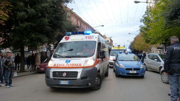 Foggia, autista dell’autobus presta soccorso a una donna che con la sua auto si era schiantata contro un muro, ma viene pestato a sangue