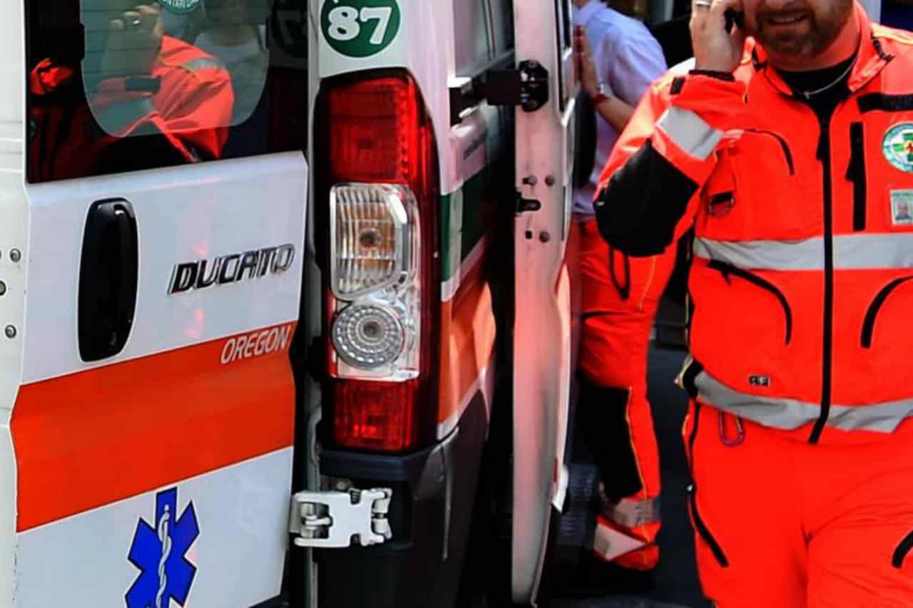 Bari, donna scende dal bus, accusa un malore e viene investita da un’auto, trasportata d’urgenza al Policlinico