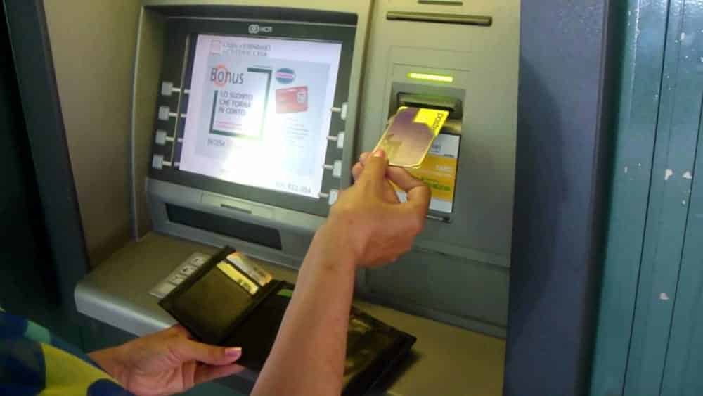 33enne va al bancomat e vede 600,00 non ritirati, li porta in Posta “I soldi non fanno la felicità, le buoni azioni sì”