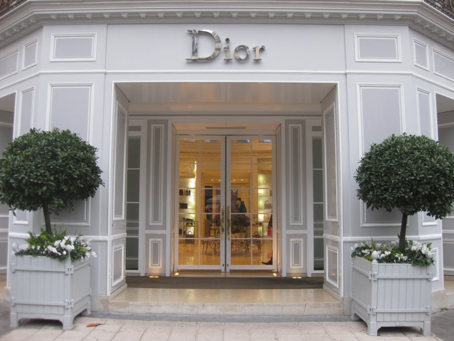 Champs-Élysées , durante protesta dei gilet gialli furto del secolo al negozio di Dior, rubati gioielli dal valore inestimabile