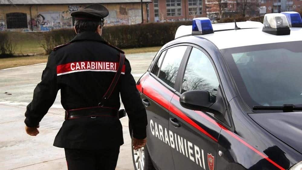 Ortona, 20enne somalo gira nudo per strada e tenta di violentare 68enne, la donna si salva gettandosi in mare, il commento di Salvini “E’ verme”