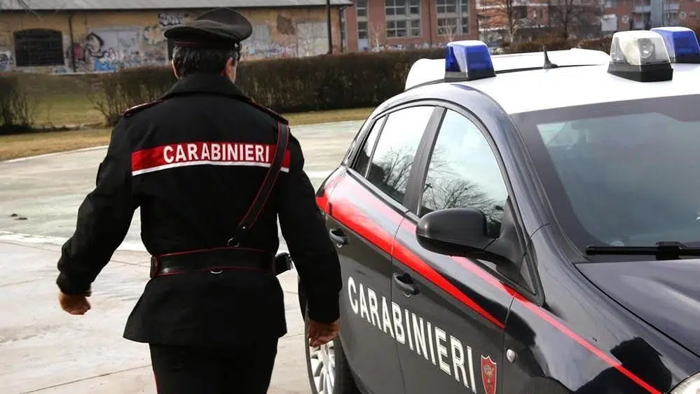 Ortona, 20enne somalo gira nudo per strada e tenta di violentare 68enne, la donna si salva gettandosi in mare, il commento di Salvini “E’ verme”