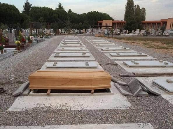 Tombe troppo piccole, nel cimitero scoppia la lite tra familiari e becchini, la bara resta sospesa a mezz’aria