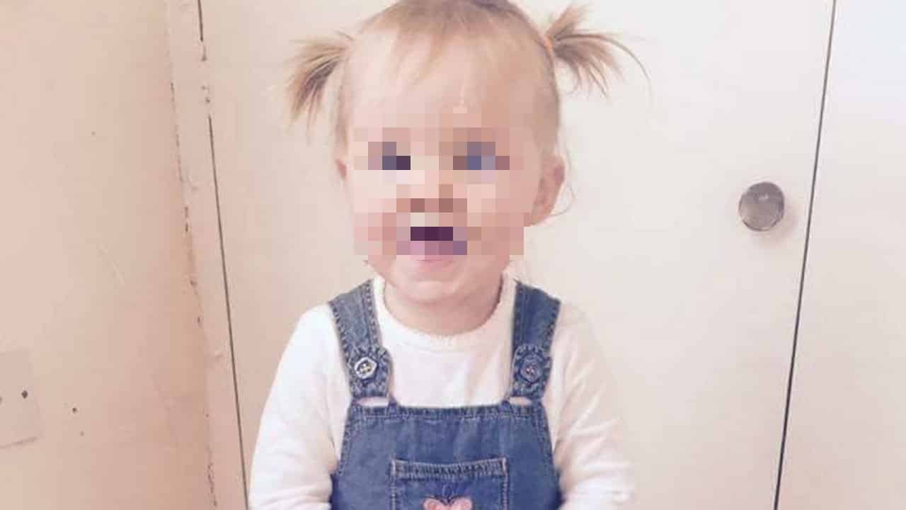 Legata a testa in giù nel suo lettino come se fosse in gabbia, muore bimba di 19 mesi, in carcere la madre